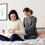 Doula wspiera kobietę w ciąży masaż pleców