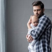 tata na urlopie ojcowskim z dzieckiem