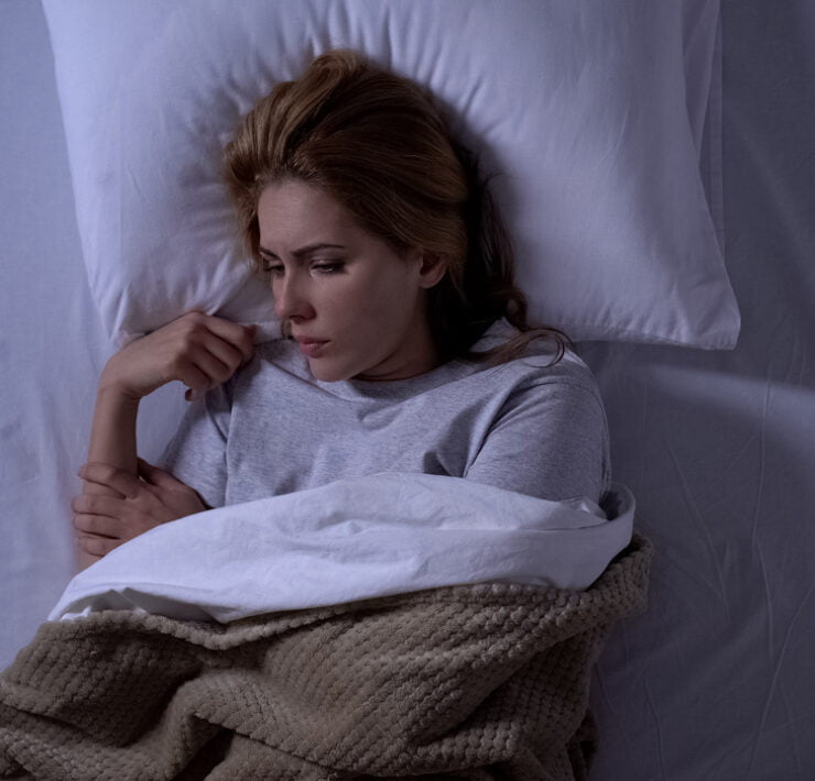 kobieta opłakująca stratę dziecka po poronieniu