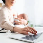 matka karmi piersią praca przed laptopem