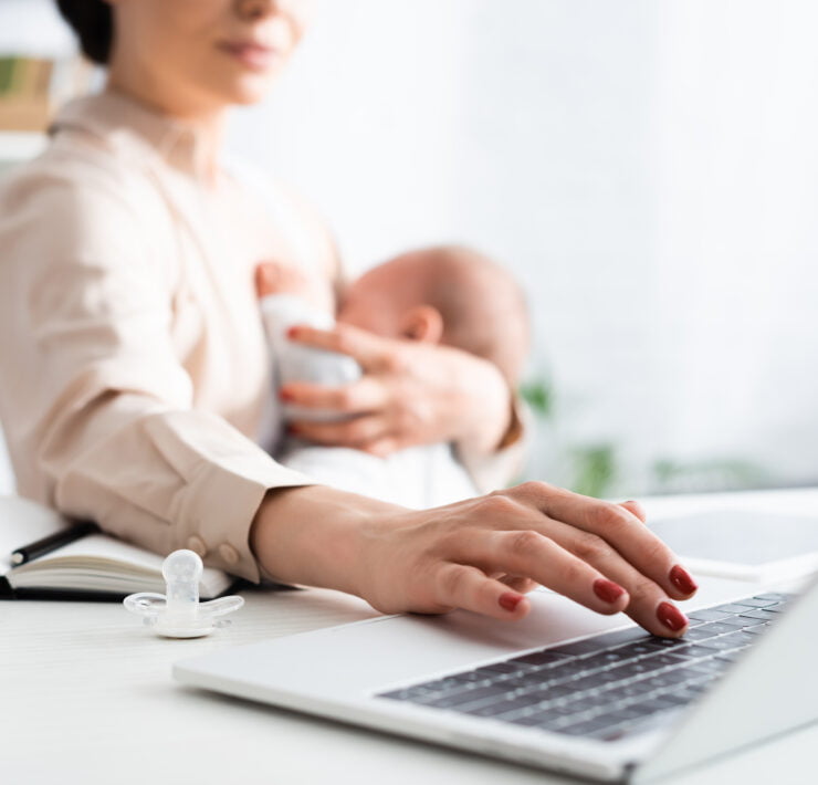 matka karmi piersią praca przed laptopem