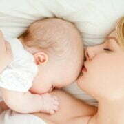 młoda mama przytula niemowlę