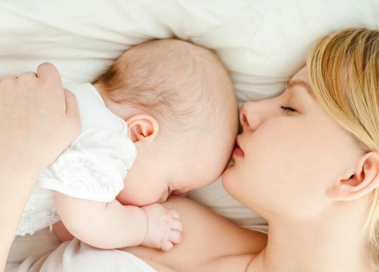 młoda mama przytula niemowlę