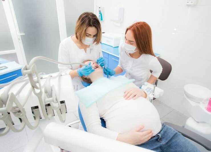 kobieta w ciąży w gabinecie stomatologicznym, leczenie zębów w ciąży