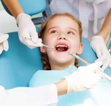 dziewczynka na fotelu dentystycznym