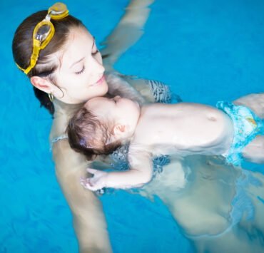 niemowlę pływa z mamą w basenie