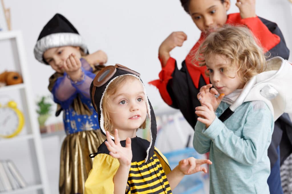 dzieci w przebraniu na balu karnawałowym