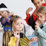 dzieci w przebraniu na balu karnawałowym