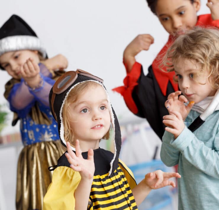 dzieci w przebraniu na balu karnawałowym