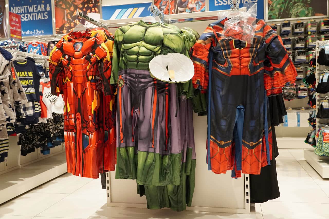 Gotowe przebrania superbohaterów w sklepie – strój karnawałowy można kupić, a po balu odsprzedać lub wykorzystać w kolejnym roku, jeśli dziecko nadal się nim interesuje.