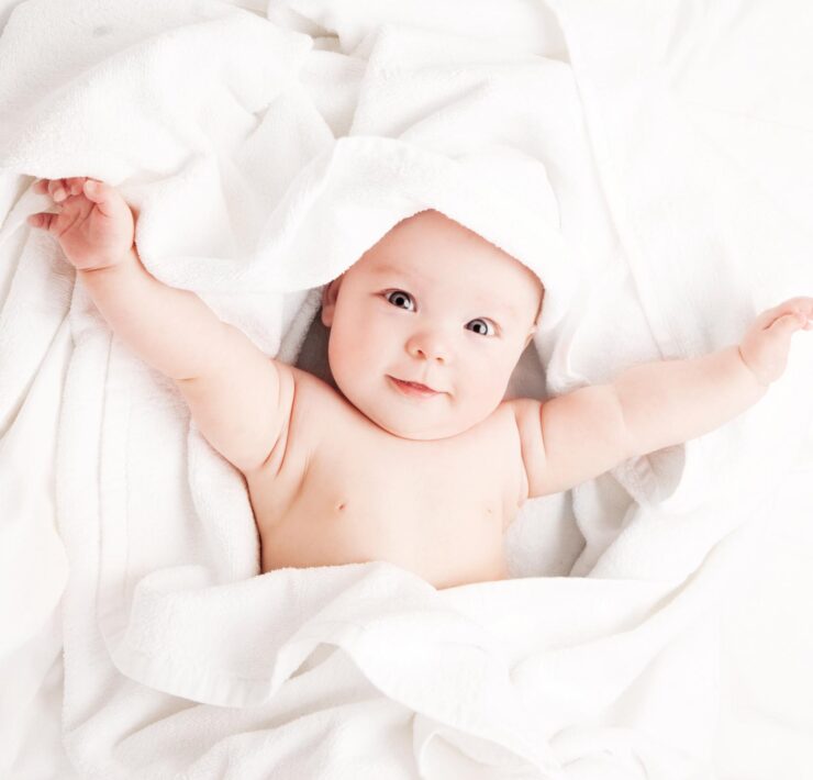 niemowlę w białej pościeli