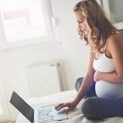 kobieta w ciąży robi zakupy przez internet