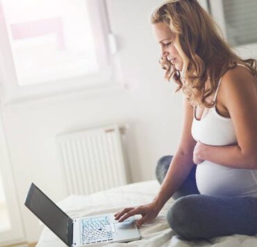 kobieta w ciąży robi zakupy przez internet