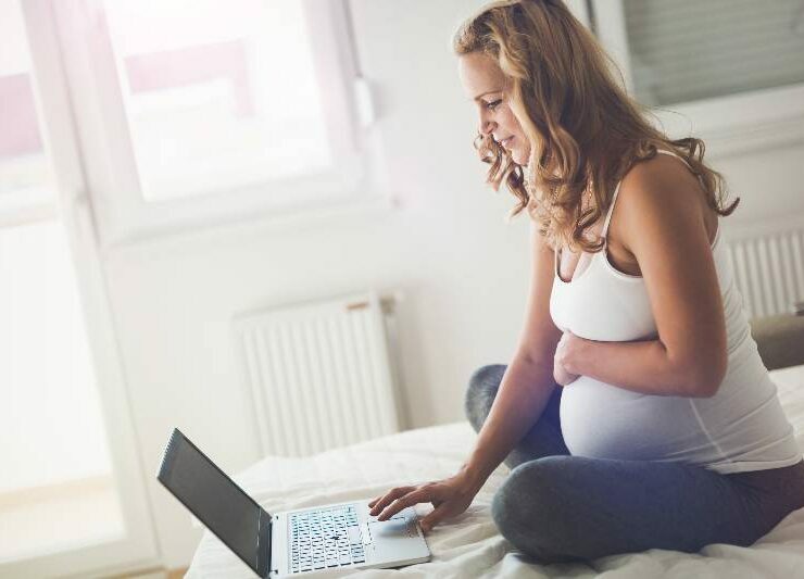 kobieta w ciąży robi zakupy przez internet