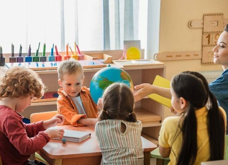 dzieci w przedszkolu Montessori