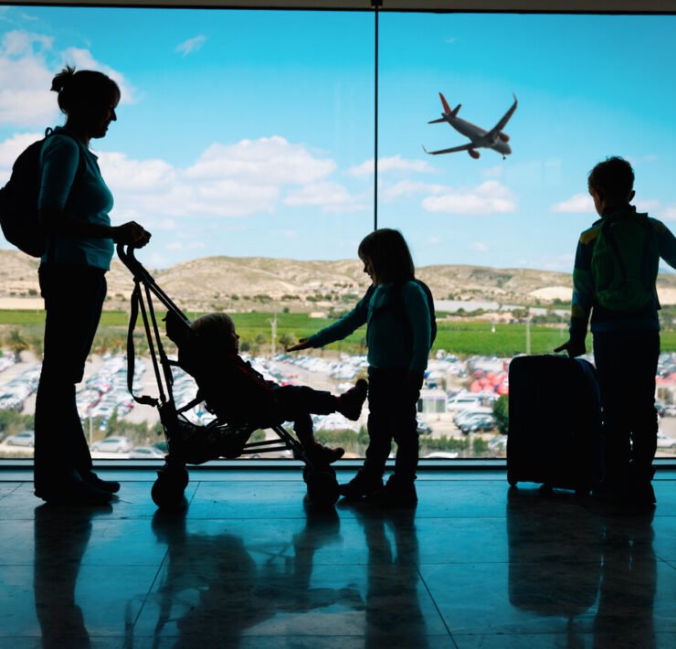 rodzina na lotnisku w podróży z małym dzieckiem