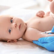 niemowlę przyjmuje szczepionkę