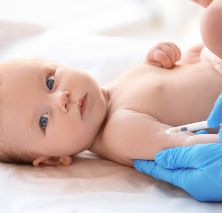 niemowlę przyjmuje szczepionkę