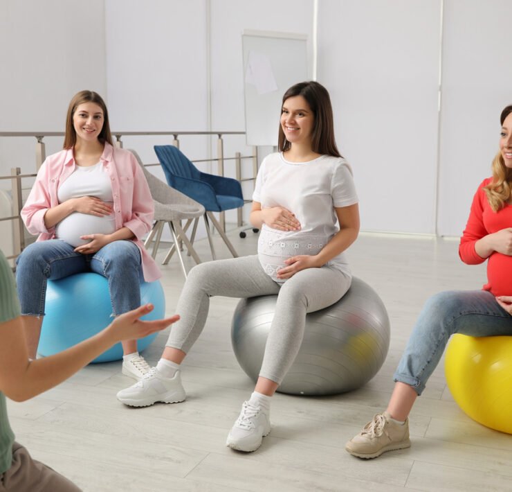 kobiety w ciąży siedzą na piłce w czasie zajęć w szkole rodzenia