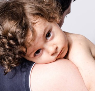 dziecko na rękach u mamy