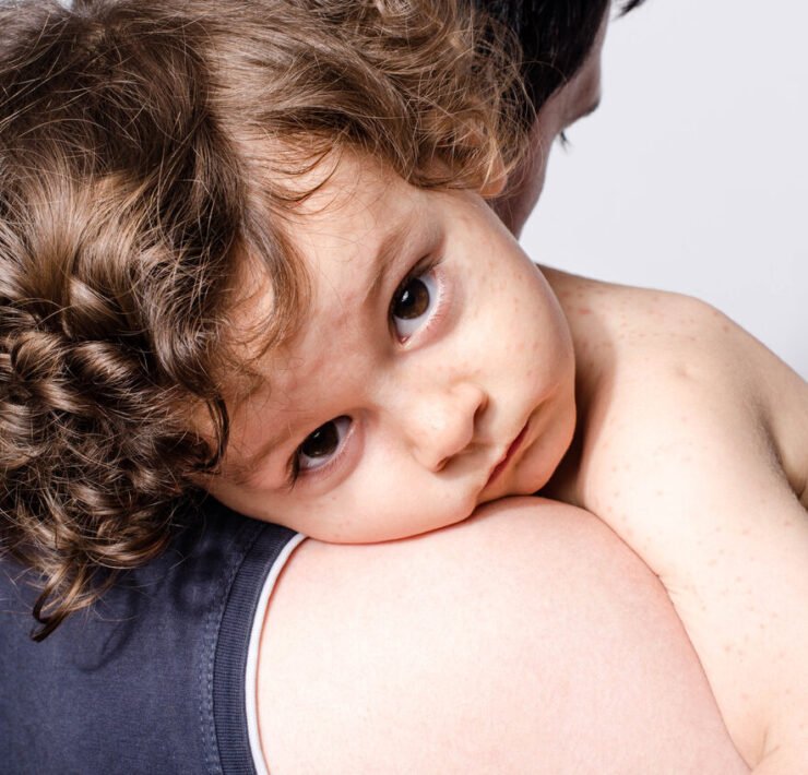 dziecko na rękach u mamy