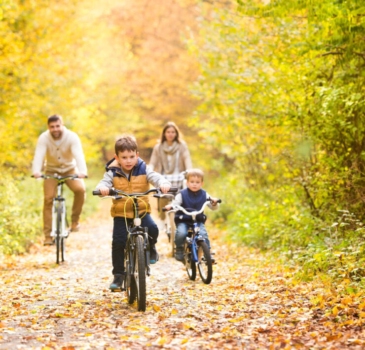sposoby na odporność dziecka (dziecko aktywne fizycznie na rowerze jesienią)