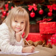 dziewczynka pisze list do świętego Mikołaja