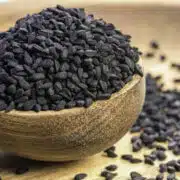 ziarna czarnuszki na drewnianej łyżce