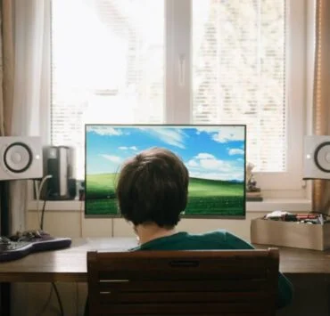 dziecko przed komputerem