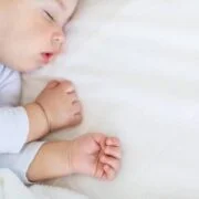 niemowlę śpi w łóżku