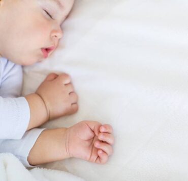 niemowlę śpi w łóżku