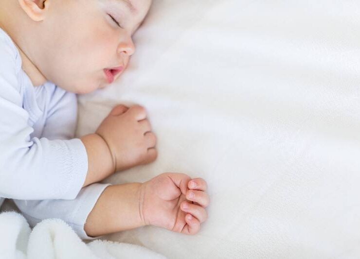 niemowlę śpi w łóżku