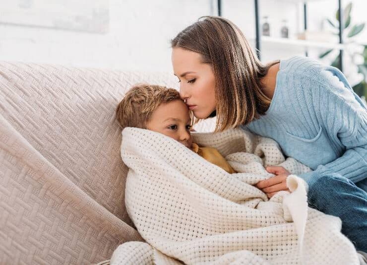 mama przytula chore dziecko