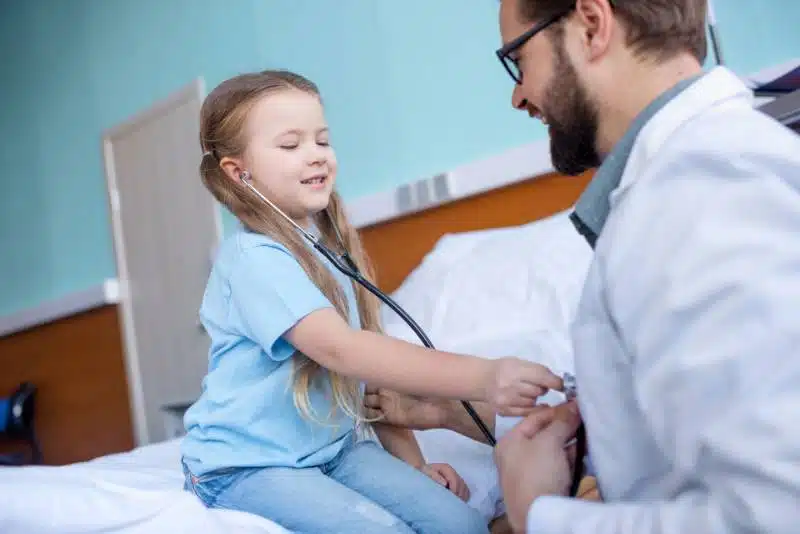 pediatra bada dziewczynkę