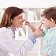 dziecko jest badane przed pediatrę