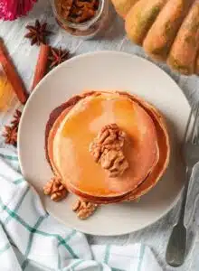 placki dyniowe polane syropem klonowym z orzechem