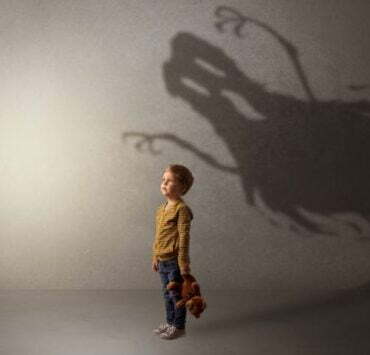 dziecko z misiem w ręku cień ducha na ścianie strach dziecka