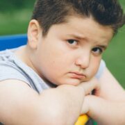 smutne dziecko chore na otyłość