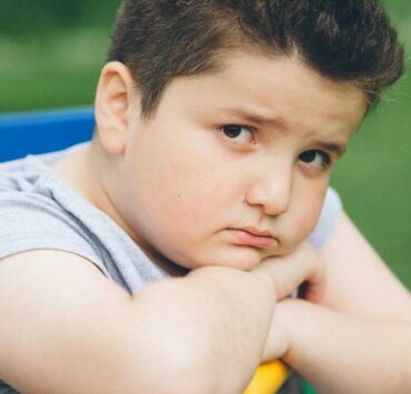 smutne dziecko chore na otyłość