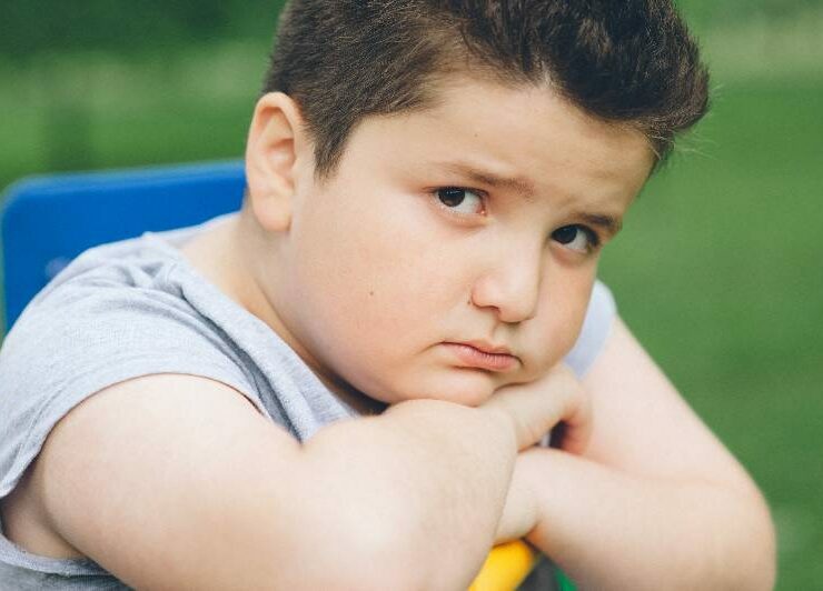 smutne dziecko chore na otyłość