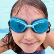 dziewczynka na bezesnie w okularkach pływackich