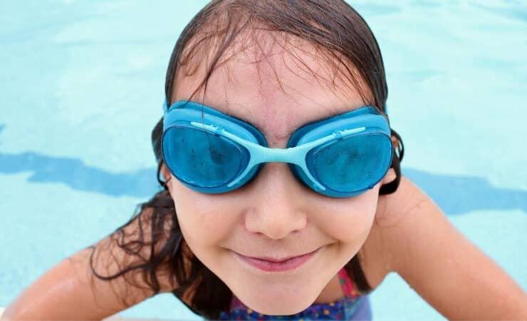dziewczynka na bezesnie w okularkach pływackich