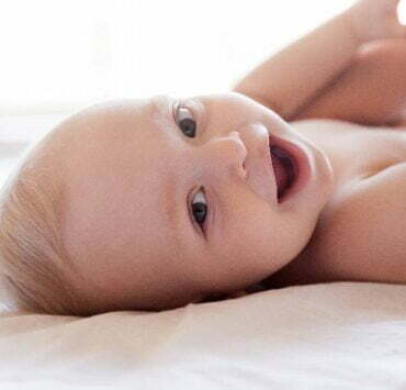 uśmiechnięte niemwolę leży na łóżku