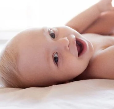 uśmiechnięte niemwolę leży na łóżku