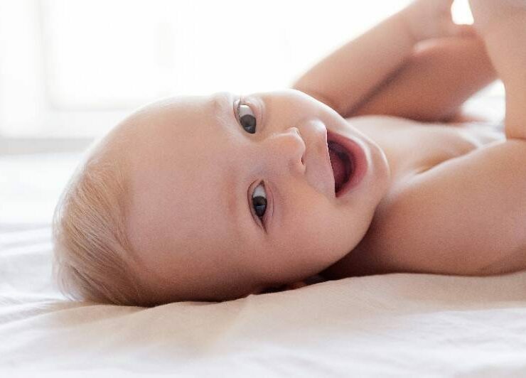 uśmiechnięte niemwolę leży na łóżku