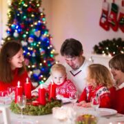 rodzina z dziećmi przy wigilijnym stole