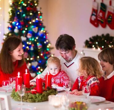 rodzina z dziećmi przy wigilijnym stole