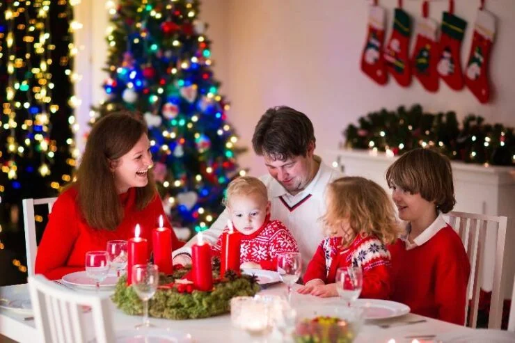 rodzina z dziećmi przy wigilijnym stole