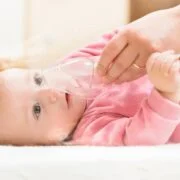 niemowle jest inhalowane ze względu na duszność związaną z zapaleniem oskrzelików