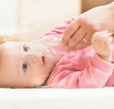 niemowle jest inhalowane ze względu na duszność związaną z zapaleniem oskrzelików